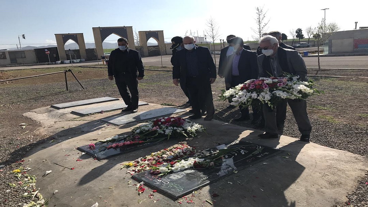 ادای احترام رئیس سازمان محیط زیست به مقام ۲ محیط بان شهید زنجانی