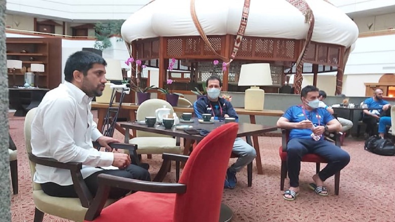 محمد بنا خطاب به کشتی گیران: برای هدف خود بجنگید/ دبیر: از بنا روحیه می‌گیرم