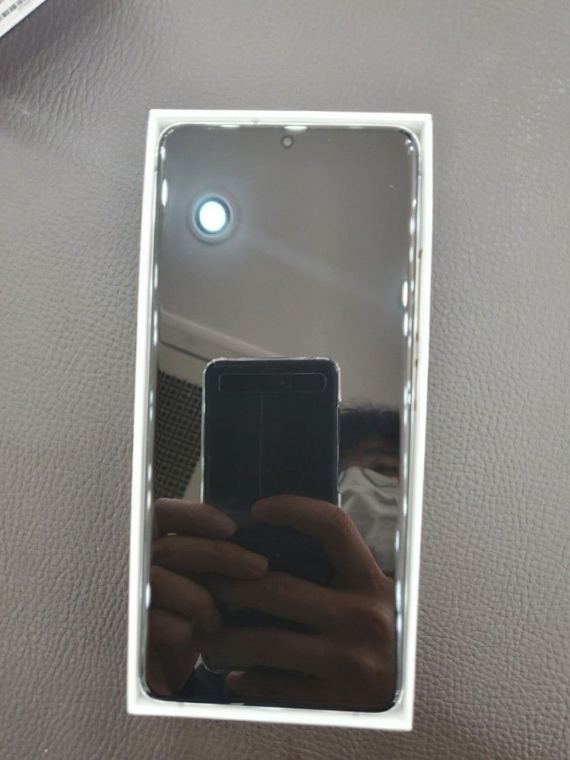 لو رفتن تصاویر Galaxy A82 5G هنگام باز کردن جعبه