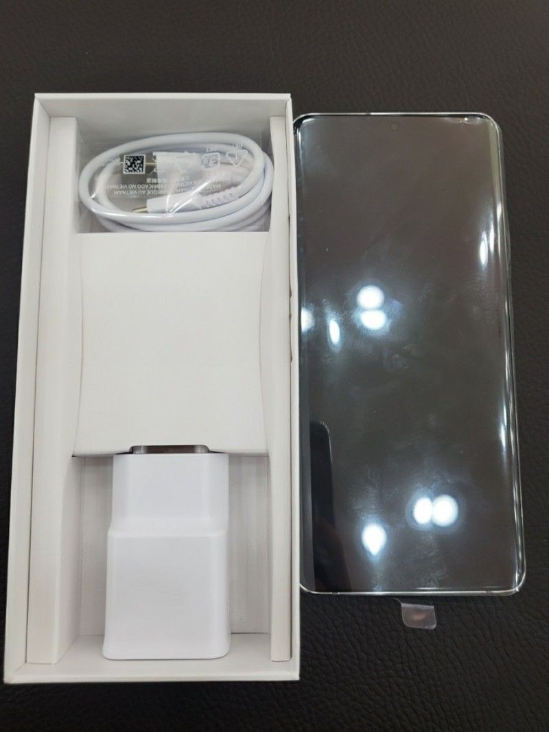 لو رفتن تصاویر Galaxy A82 5G هنگام باز کردن جعبه