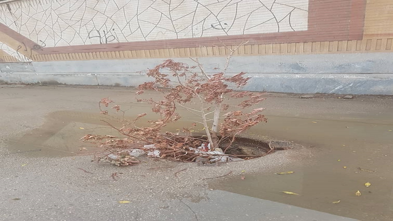 از آبگرفتگی فاضلاب تا سرقت درب منهول در آبادان