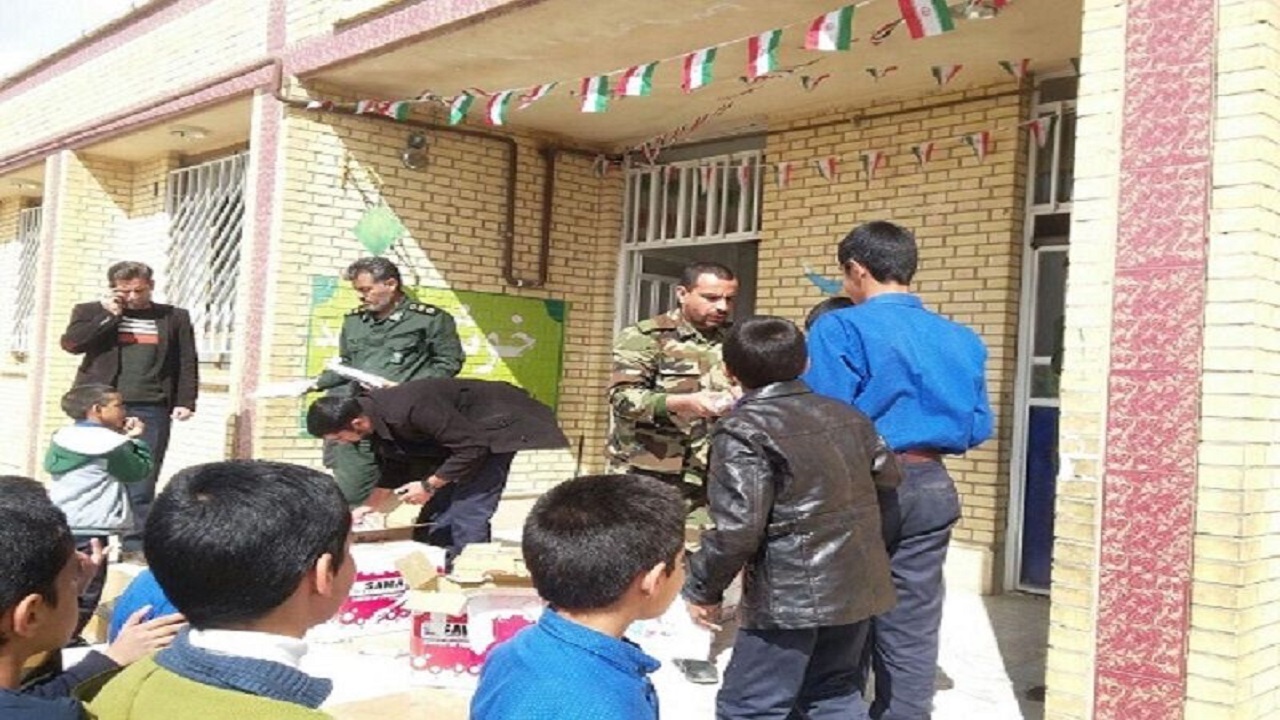 بسته های کمک آموزشی برای دانش‌آموزان بی‌بضاعت آبادان