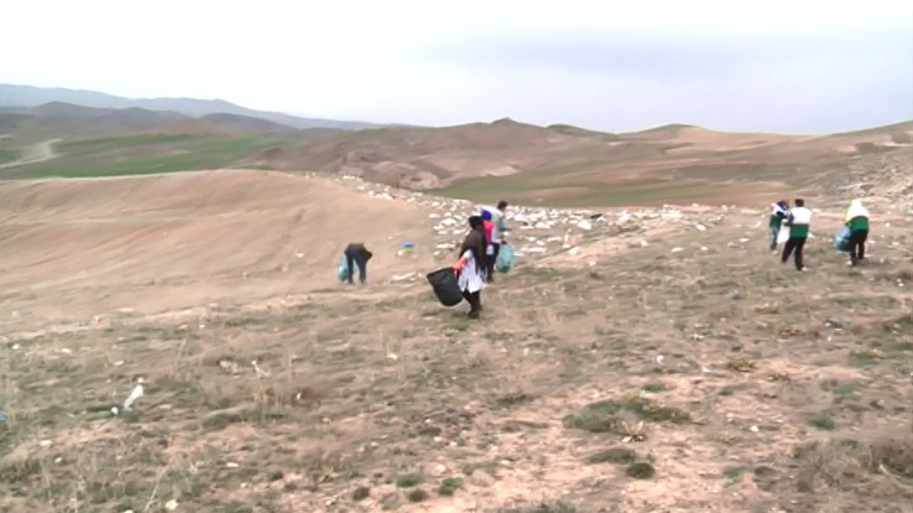 پاکسازی محیط زیست راه روستایی در زرندیه