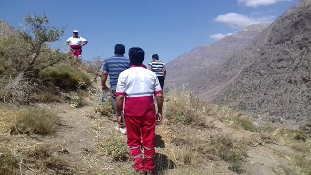دختر بچه گم شده در محمودآباد مهاباد به آغوش خانواده بازگشت