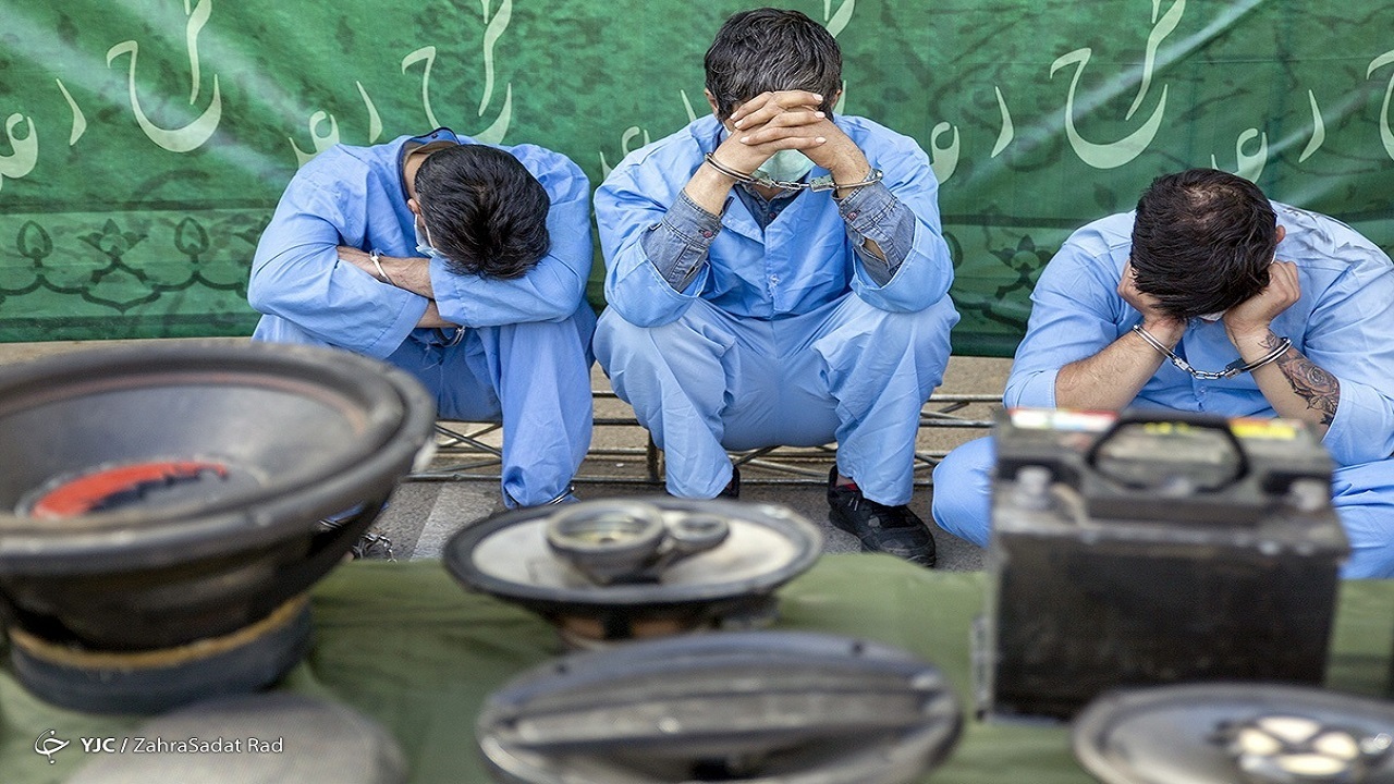 از درگیری مسلحانه با پلیس تا سرقت خودرو با آجر+ فیلم