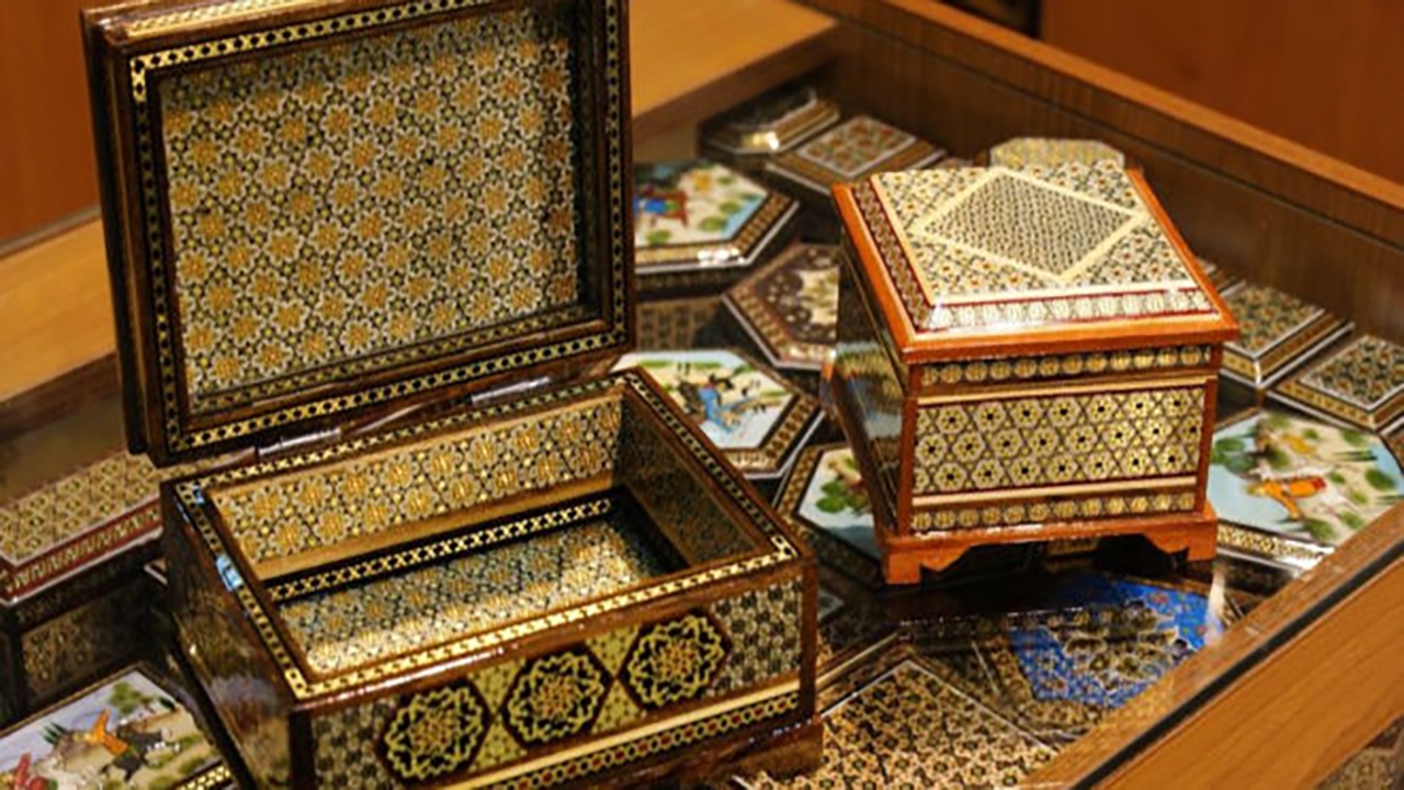 آراستن  اشیا با گلهای زیبا در هنر خاتم سازی اصفهان+ فیلم