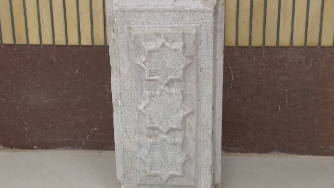 کشف سنگ مزار وزیر شاه طهماسب در همدان