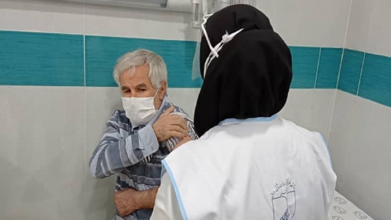 مرحله دوم واکسیناسیون سالمندان بهزیستی همدان انجام شد