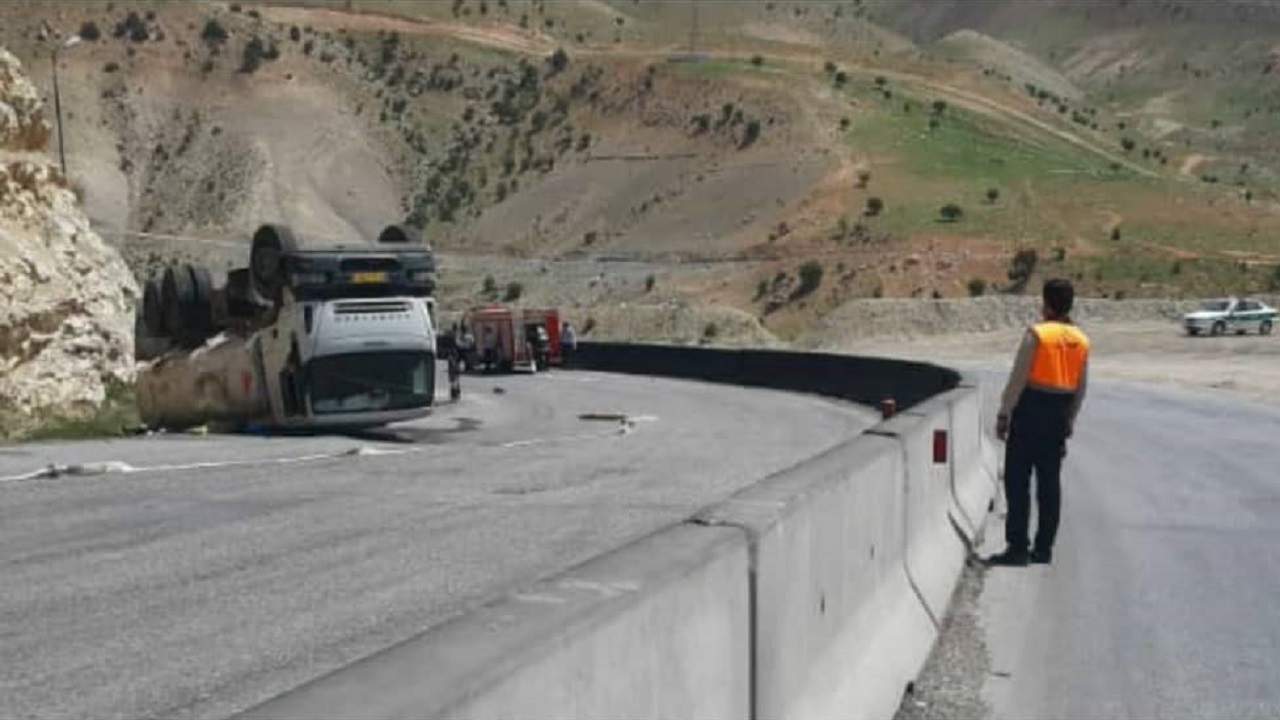 واژگونی تانکر حامل بنزین در محور بروجن به خوزستان/ نقص فنی خودرو علت حادثه
