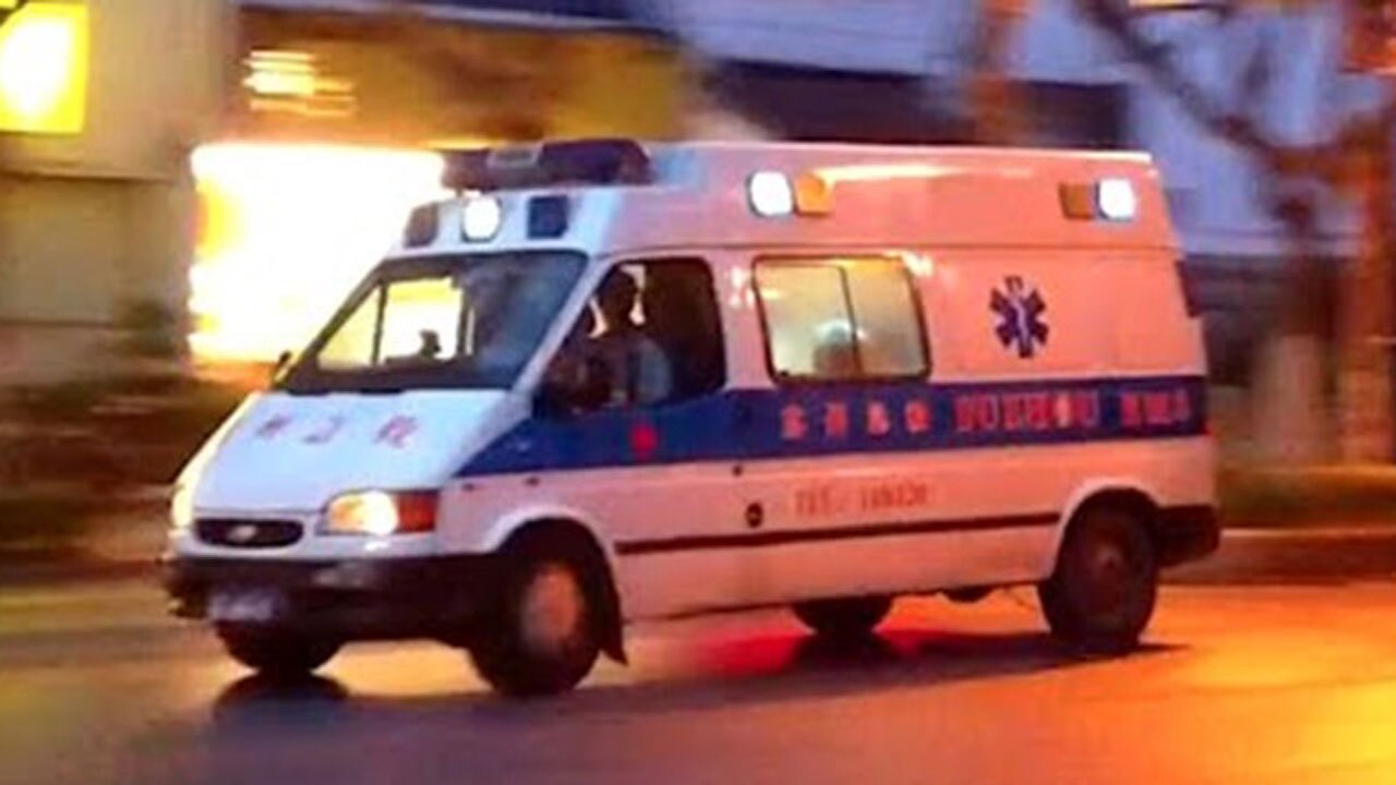 لحظه برخورد آمبولانس با فردی که لحظاتی قبل تصادف کرده بود! + فیلم