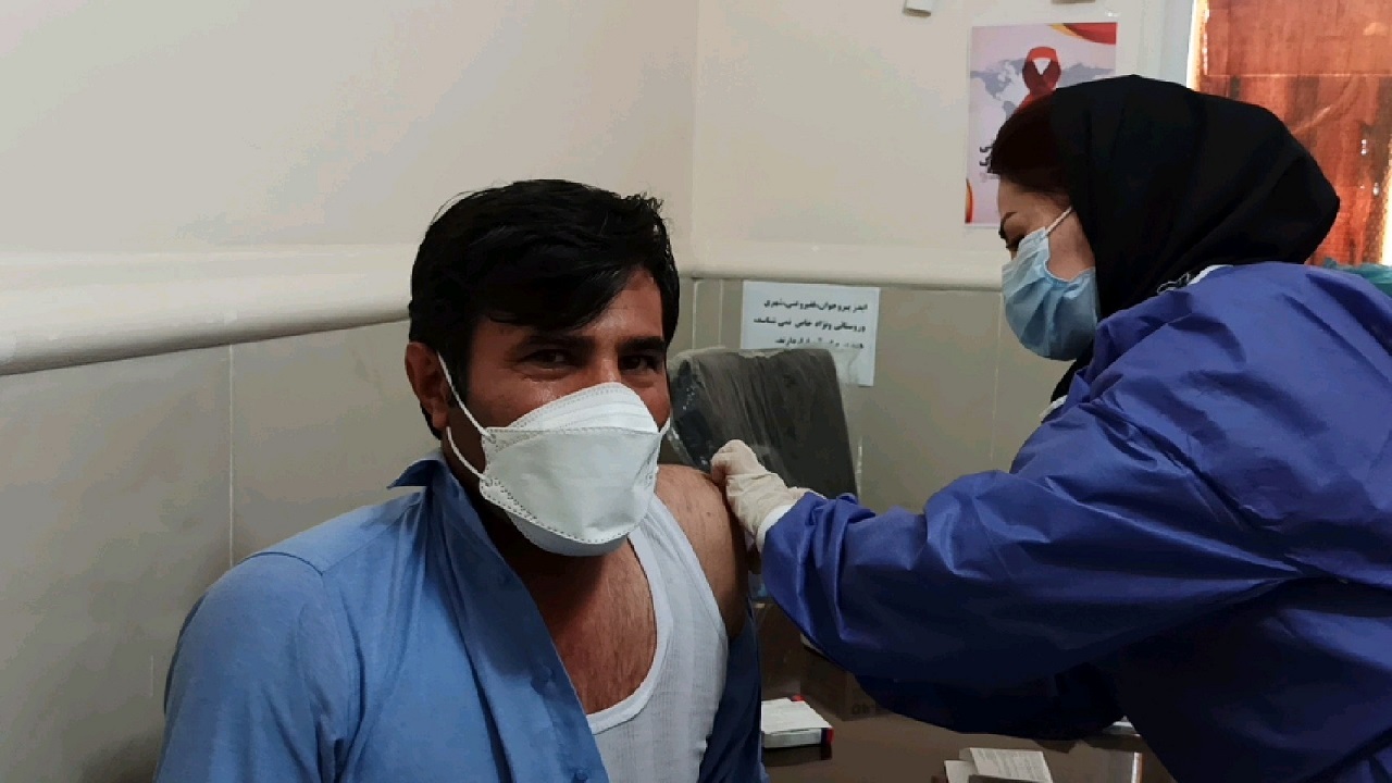 تزریق واکسن کرونا به کادر درمانی بهمئی