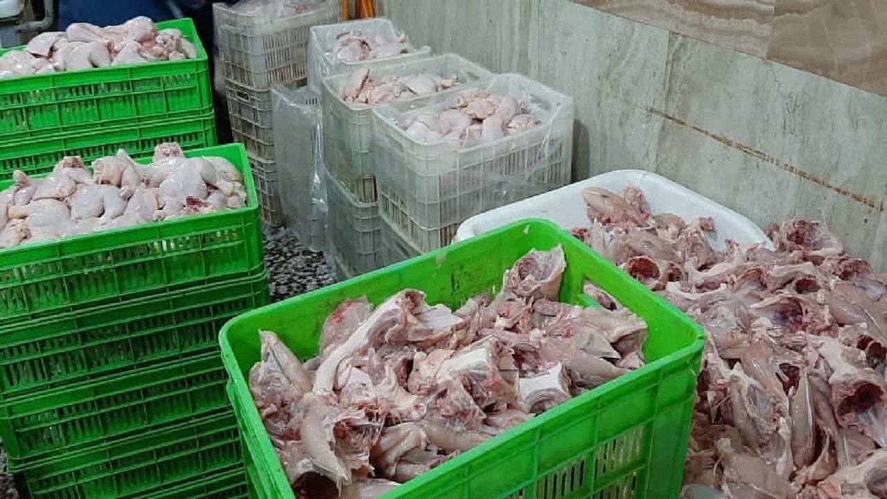 کشف کارگاه غیرمجاز بسته بندی مرغ توسط سربازان گمنام امام زمان(عج)