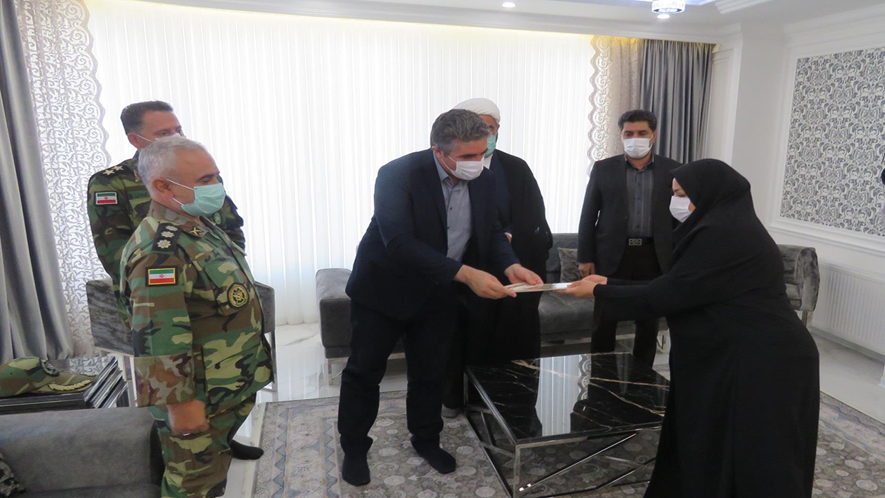 دیدار فرماندار مهاباد با خانواده یک شهید و یک جانباز ارتش جمهوری اسلامی ایران