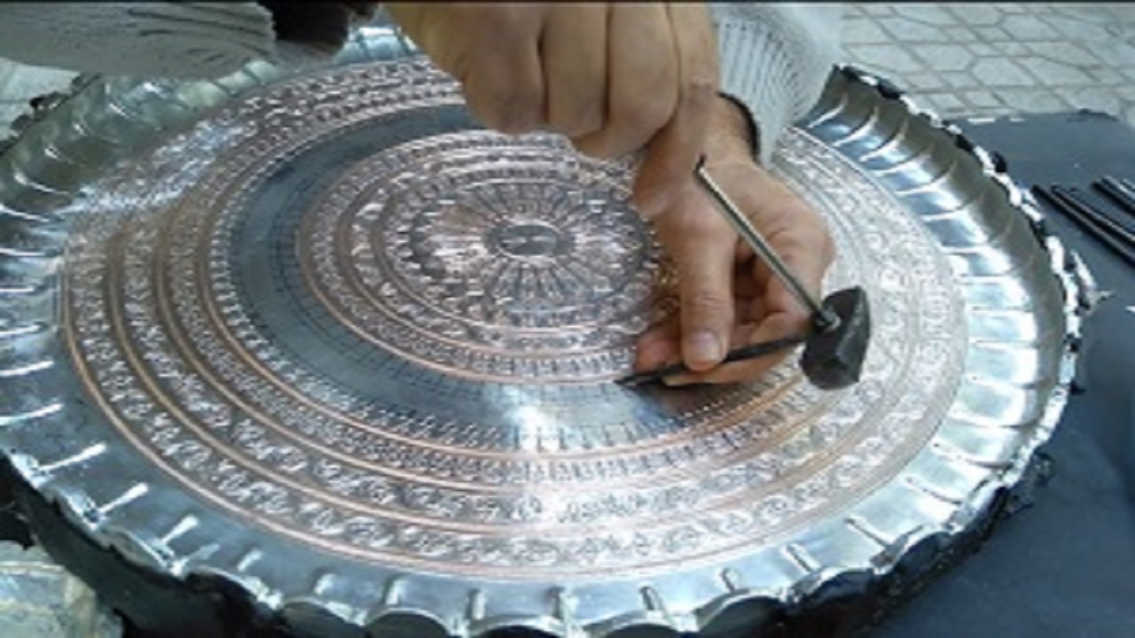 نقش و نگار قلم بر پیکره فلز/ تولید ۸ هزار قطعه محصول قلم زنی در سال