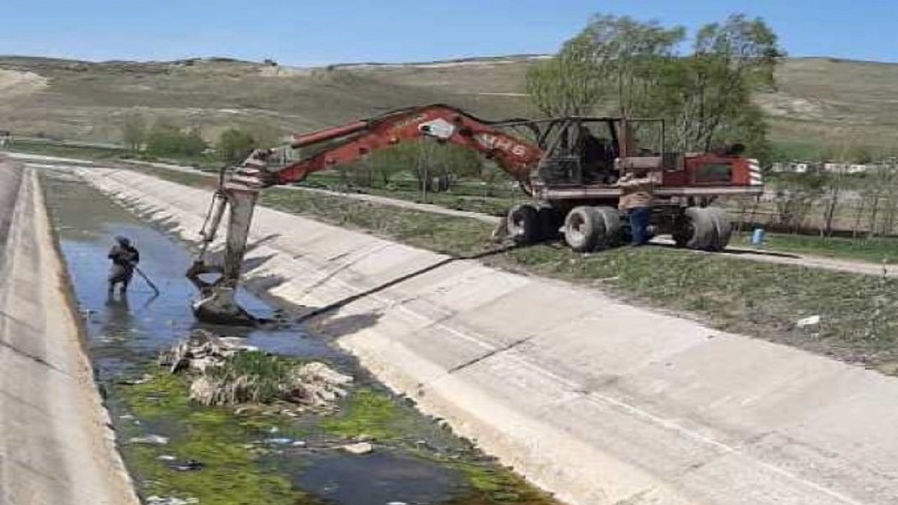 لایروبی و پاکسازی ۳۸ کیلومتر از کانال شبکه آبیاری و زهکشی یامچی در اردبیل