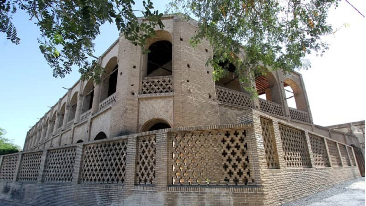 ابنیه تاریخی به عنوان میراث شهر هستند