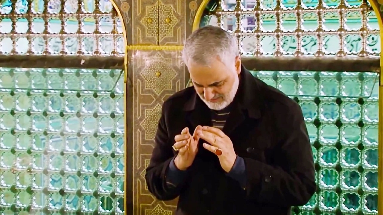 حضور سردار سلیمانی در جمع زائران حرم رضوی + عکس