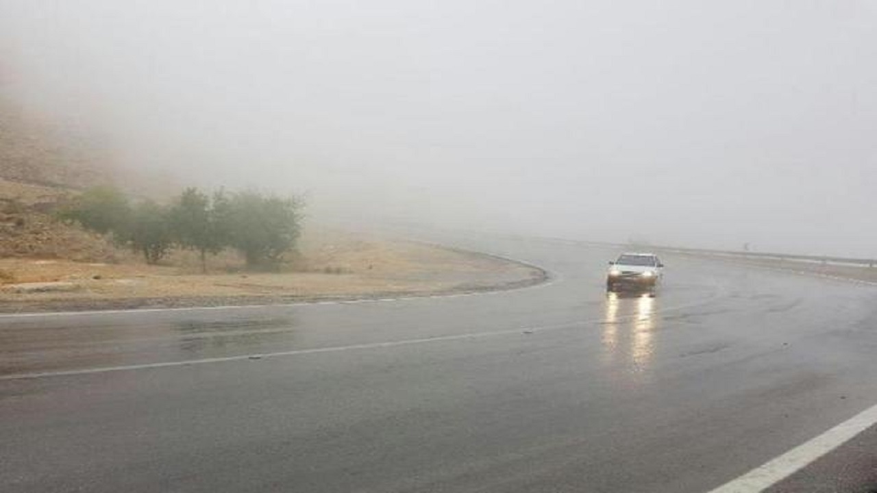 بارش باران در محور‌های مواصلاتی استان سیستان و بلوچستان/ لغزندگی سطح جاده‌ها