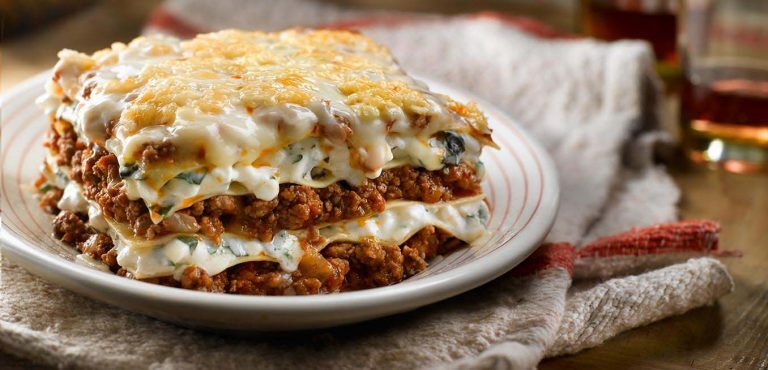 ۲ طرز تهیه لازانیا یونانی و ایتالیایی با گوشت چرخ کرده و نکته خشک نشدن لازانیا