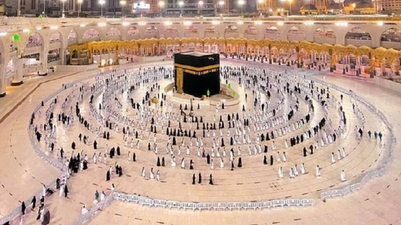 اقامه نخستین نماز جمعه ماه رمضان در خانه کعبه +عکس