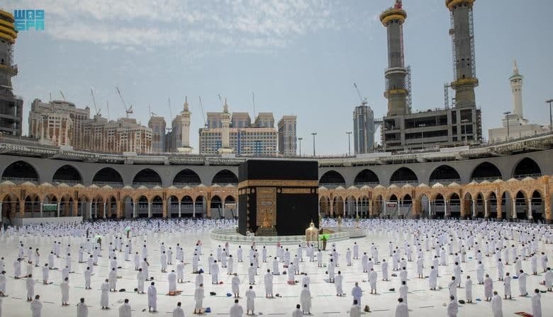 اقامه نخستین نماز جمعه ماه رمضان در اطراف خانه کعبه
