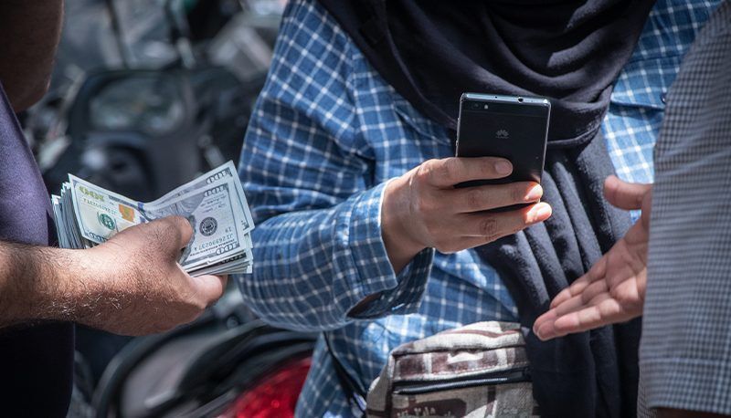 تشکیل صف فروش دلار در میدان فردوسی
