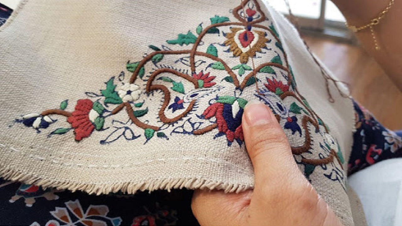 هنر صنعت زنان بلوچ روی چرخ صادرات+ فیلم