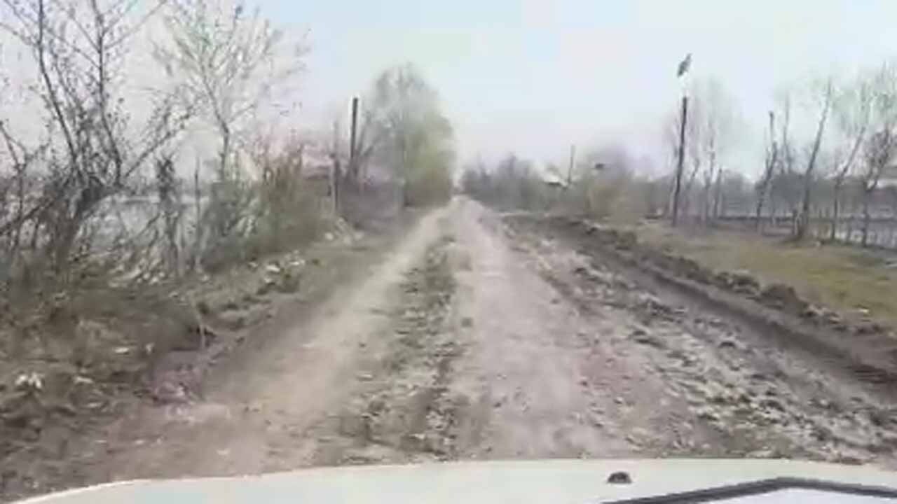 گلایه از وضع اسفناک جاده در روستای نوکاشت + فیلم