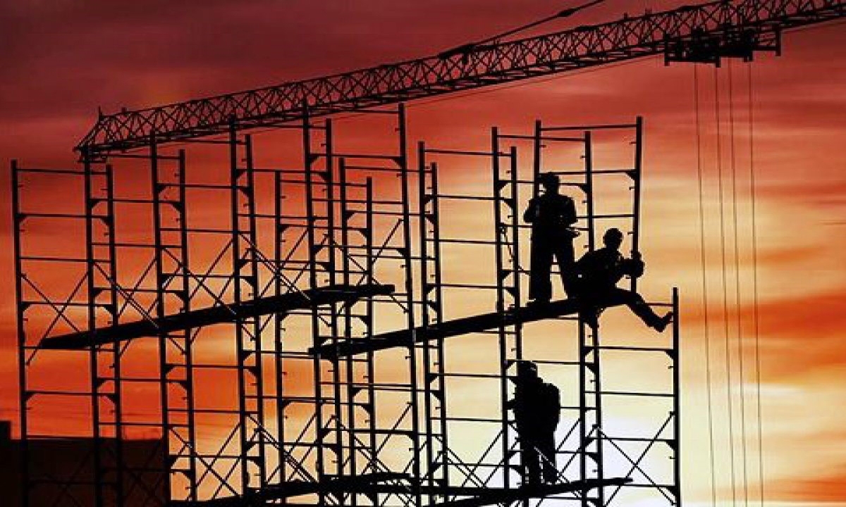 حادثه‌ای که در نبود داربست ساختمانی رخ داد + فیلم