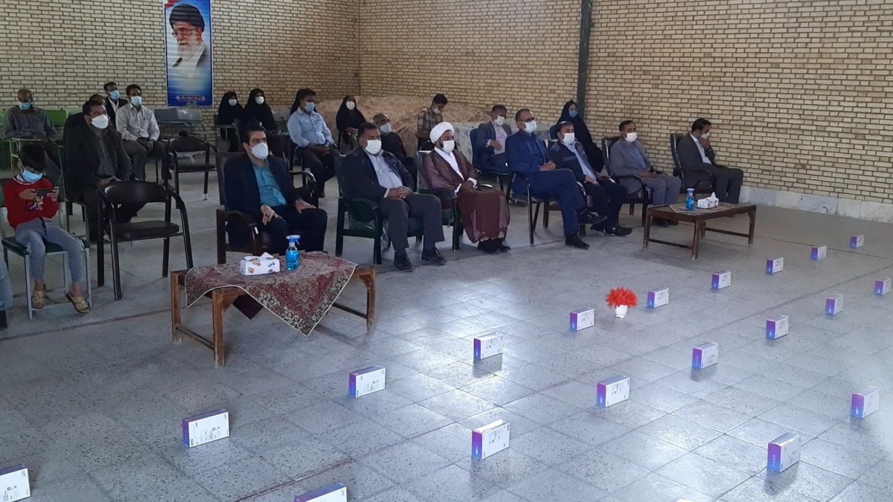 توزیع تبلت بین دانش آموزان نیازمند بخش بلوردِ سیرجان
