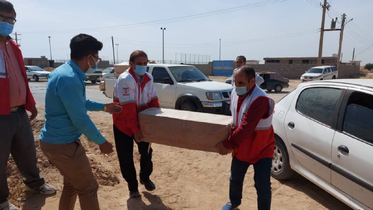 ۱۶۵ دستگاه چادر میان زلزله زدگان گناوه و دیلم توزیع شد