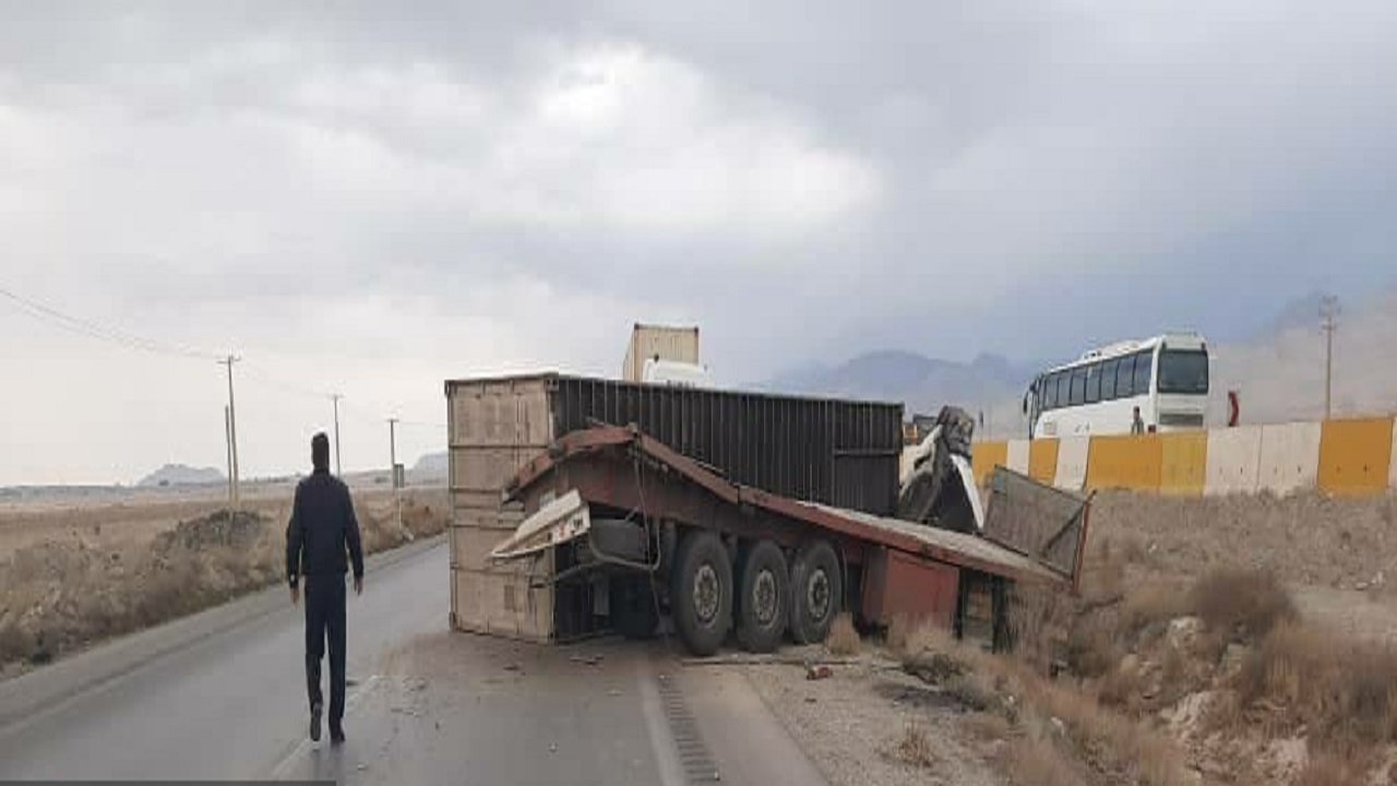 واژگونی تریلی در محور میامی – سبزوار