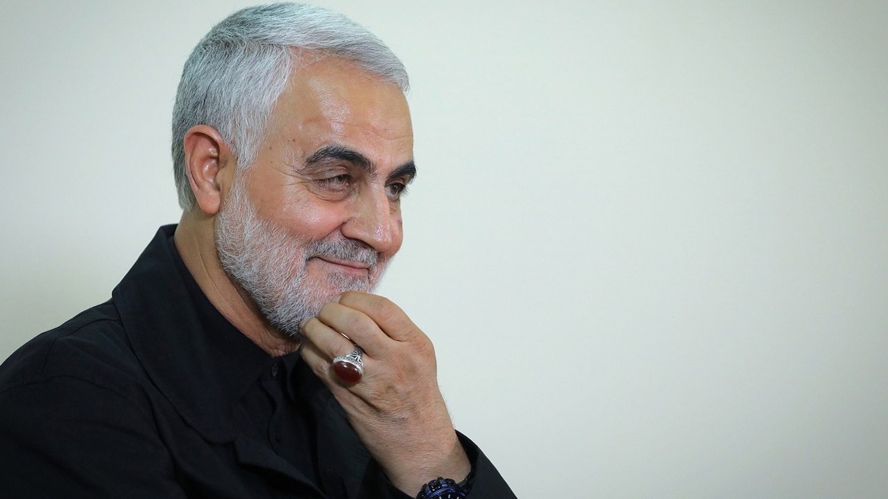 ادای احترام حاج قاسم به یک سرباز و بوسیدن دست او +فیلم