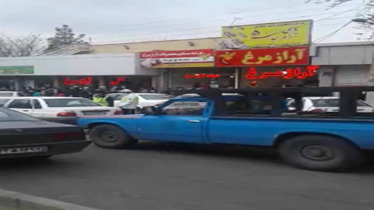 بی‌توجهی به دستورالعمل‌های بهداشتی و صف مرغ در تبریز + فیلم