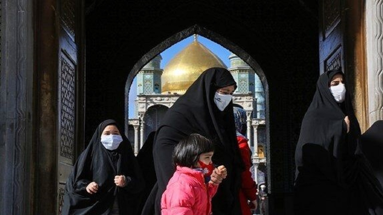 توزیع روزانه ۳ هزار چادر یک بار مصرف بین زائران حرم حضرت معصومه (س)