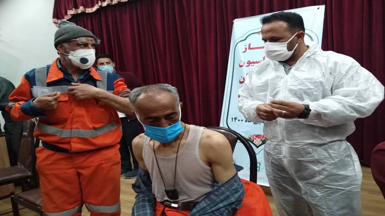 کارگران فعال در بخش پسماندهای بیمارستانی مشهد واکسینه شدند