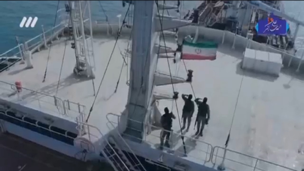 پرچم ایران اسلامی حتی در ناو انگلیسی هم بالاست