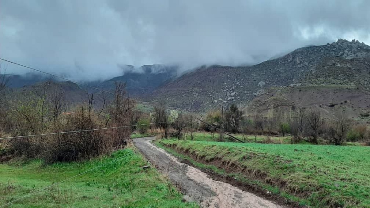 باد شدید برق ۱۵ روستای بخش الموت شرقی را قطع کرد