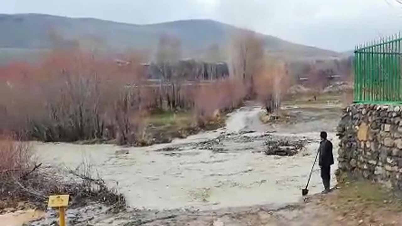 جاری شدن سیلاب در جاده روستای تازه‌کند + فیلم