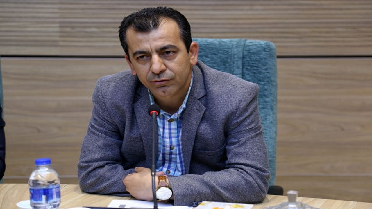 عملیات بازسازی چمن استادیوم ملک نیا سنندج آغاز شد