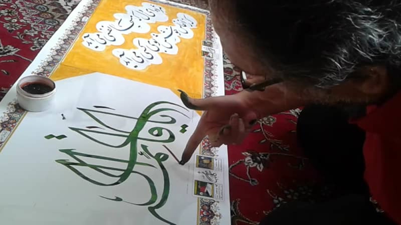 خلق اثر خوشنویسی با ناخن انگشت شست به مناسبت میلاد حضرت مهدی (عج) + تصاویر