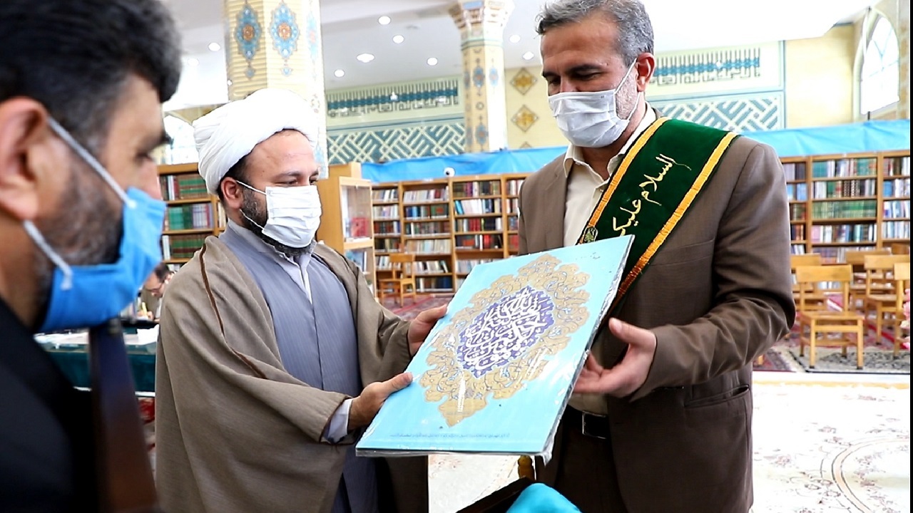 اهدای نشان خادمی مسجد مقدس جمکران به معاون شهردار قم