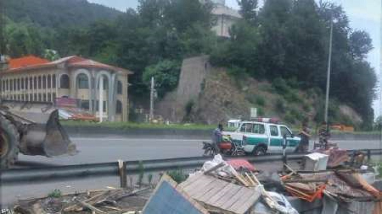 حاشیه جاده‌ها در تصرف فروشگاه‌های بزرگ