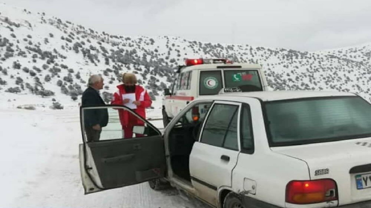 امداد رسانی به مسافران گرفتار در برف و کولاک شاهرود