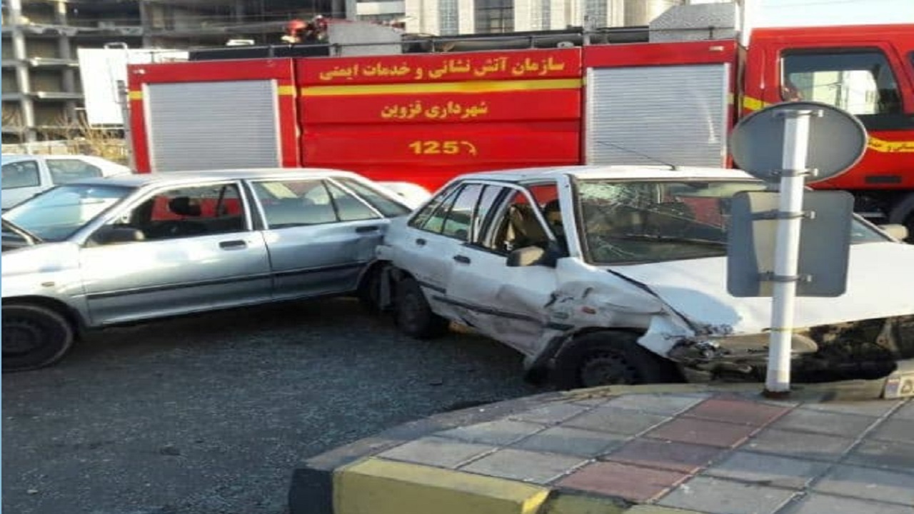 برخورد دو دستگاه پراید در چهارراه نوروزیان قزوین