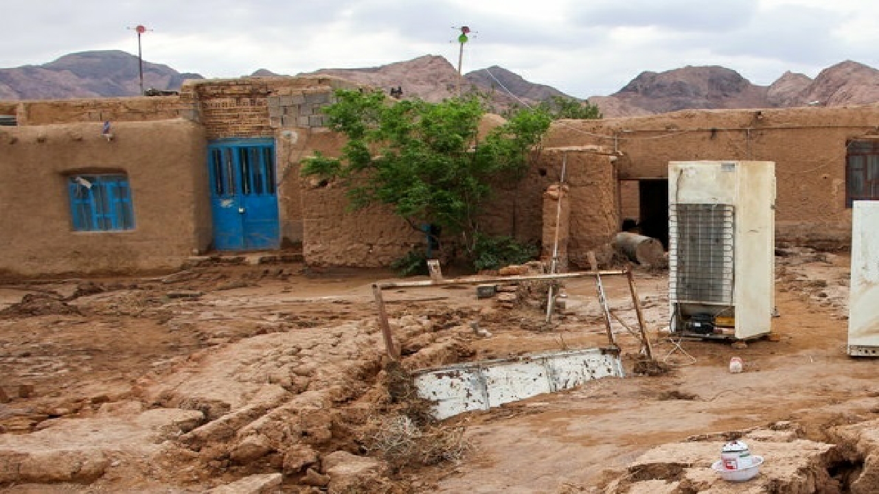باران سقف یک باب منزل مسکونی در دیشموک را پایین آورد