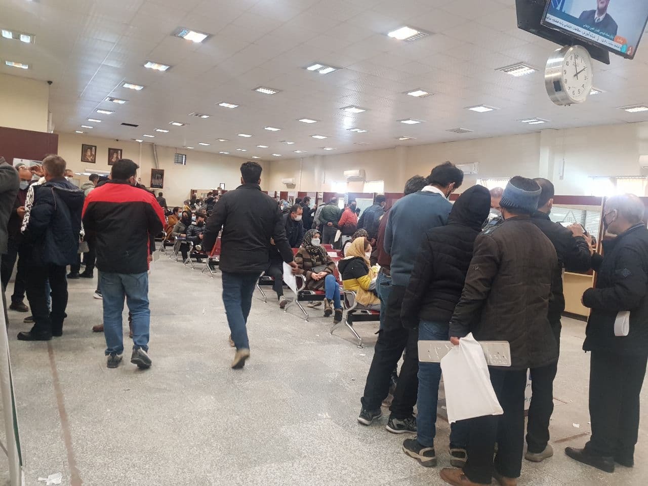 انتظار متقاضیان ۴۰۰ خودرو در صف طولانی مرکز تعوض پلاک تبریز+ فیلم و تصاویر