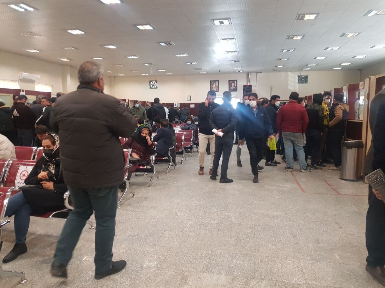 انتظار متقاضیان ۴۰۰ خودرو در صف طولانی مرکز تعوض پلاک تبریز+ فیلم و تصاویر