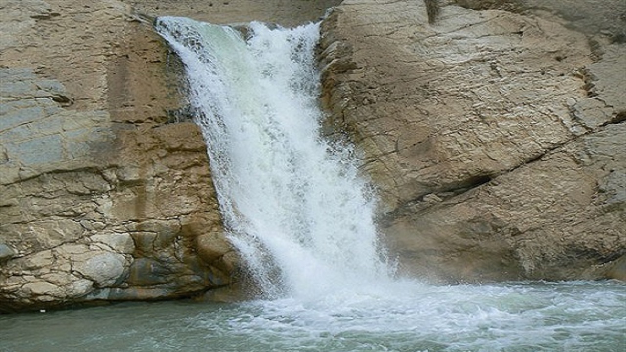 سفر به آبشار‌های خروشان استان لرستان در یک نگاه + فیلم