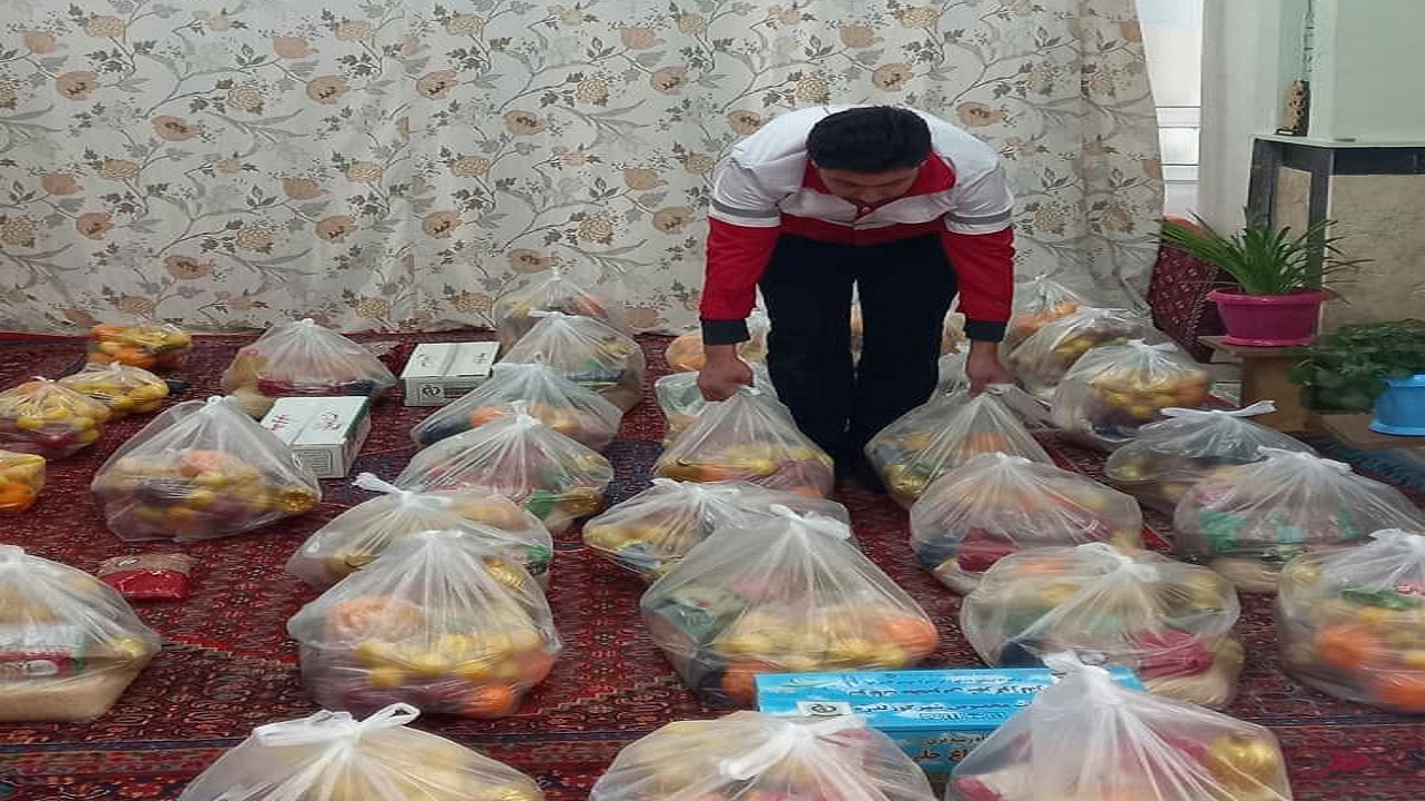 توزیع بیش از ۳۳۰ بسته معیشتی با مشارکت خانه‌های هلال زنجان 